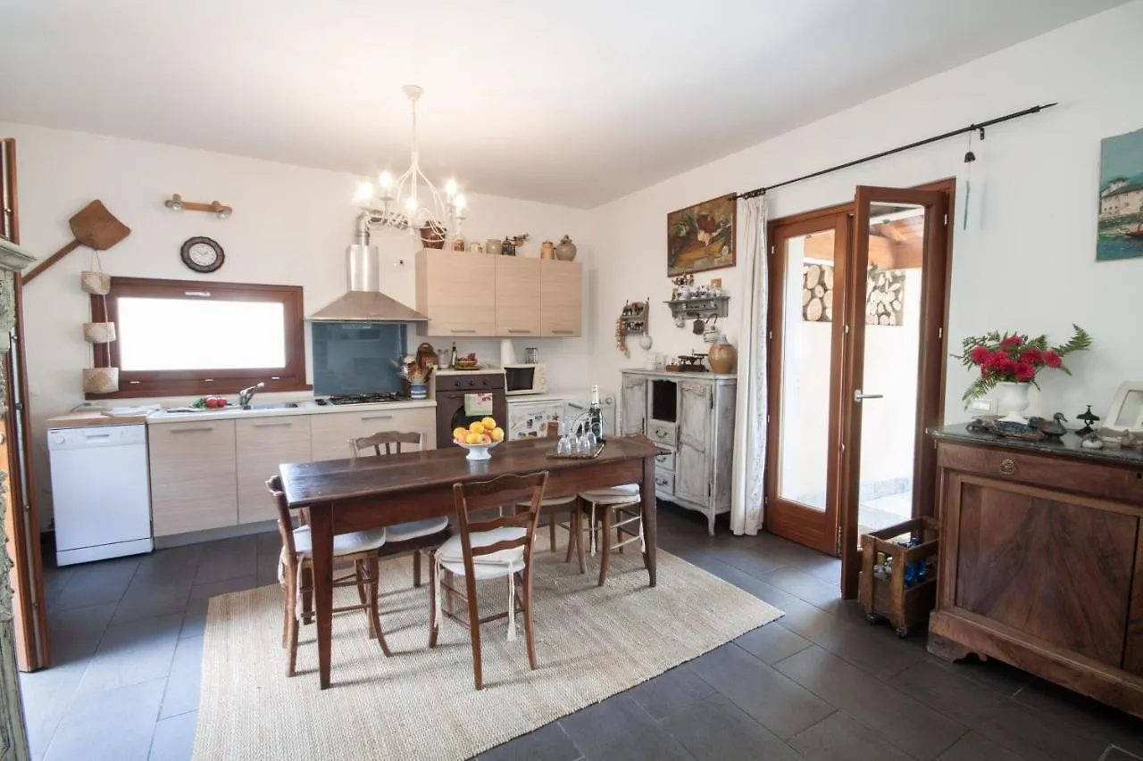 Casa de Férias Castel Cottage - Rezzonico, San Siro By Lovecomo