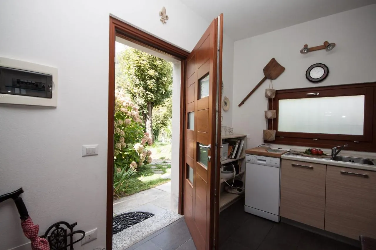 Castel Cottage - Rezzonico, San Siro By Lovecomo 0*, San Siro (Lombardy)